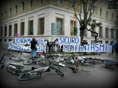 Le associazioni fautrici dell'iniziativa hanno anche creato sui social un hashtag apposito: #fantasmistradali, usato per promuovere iniziative in favore dei ciclisti, quali flash mob...